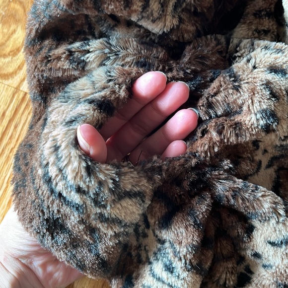 🧣 Cheetah Print Scarf - Picture 3 of 3